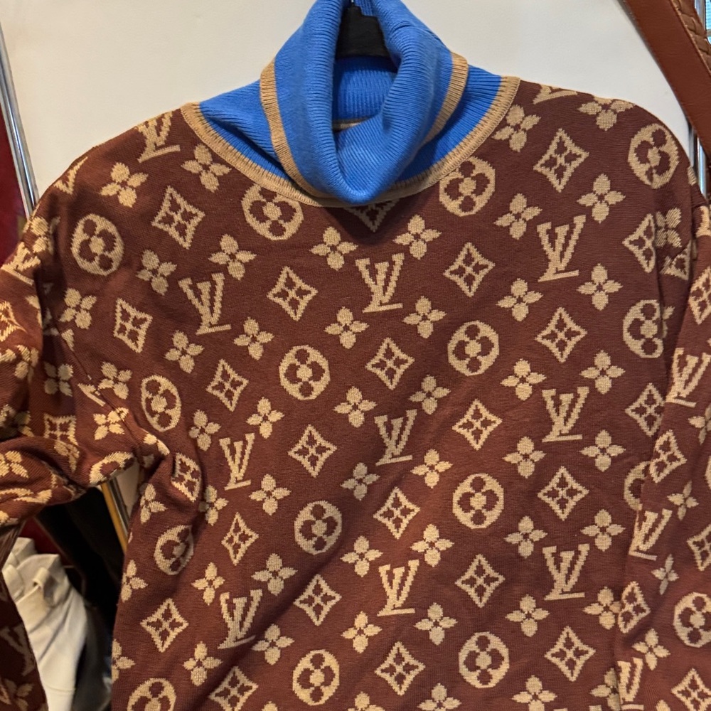 VINTAGE UNIQUE LOUIS VITTON TURTLENECK SOFT BUTTERY SWEATER/POLYESTER BLEND S/M - Picture 4 of 6